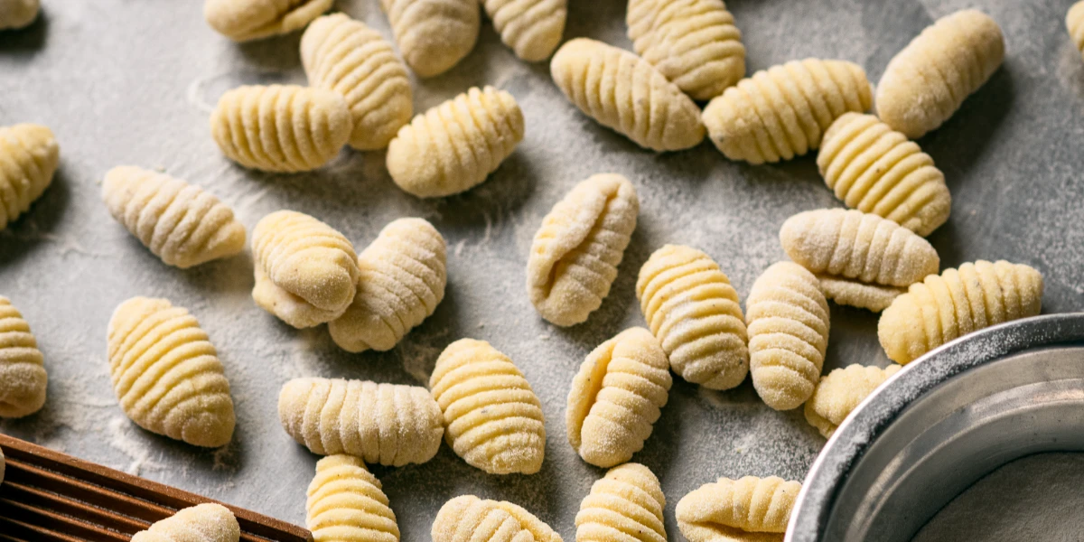 Gnocchi recién estriados sobre la mesa del taller