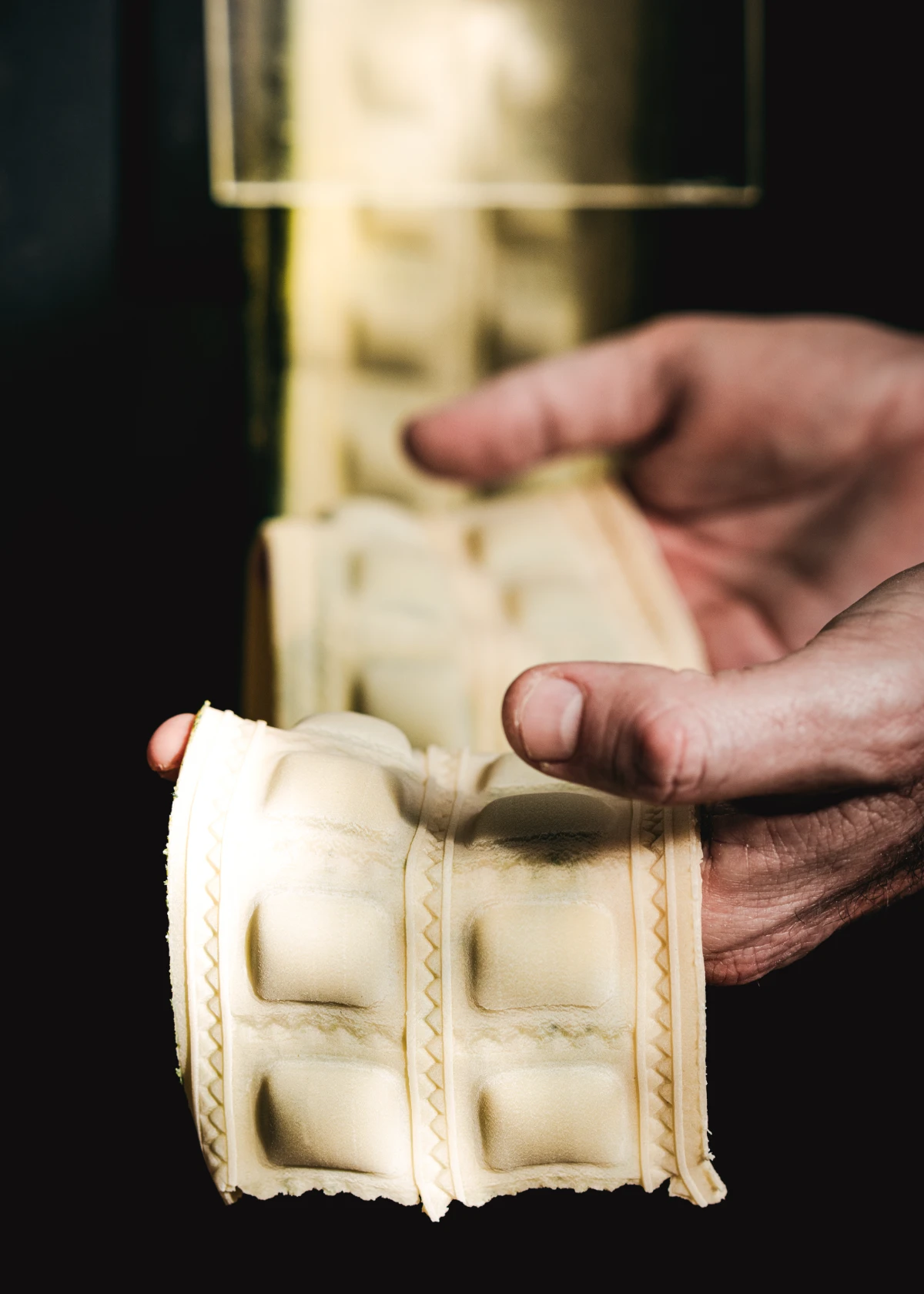 Ravioles y raviolones recién hechos en la mano