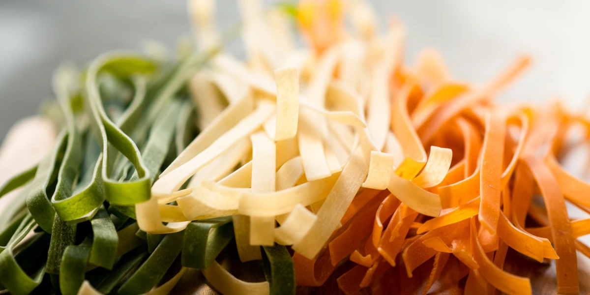 Fettuccine al huevo, de espinaca y de pimiento recién cortados