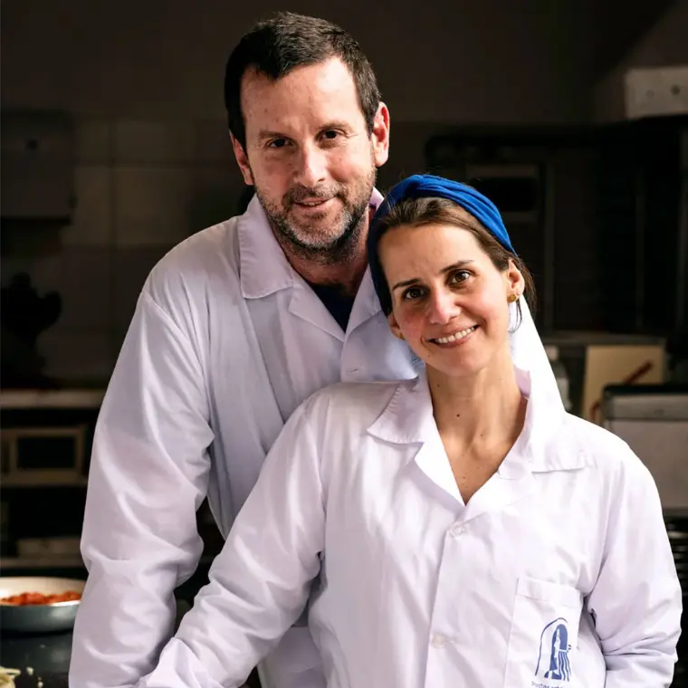 Ricardo y María Lia en el taller de Piazzola