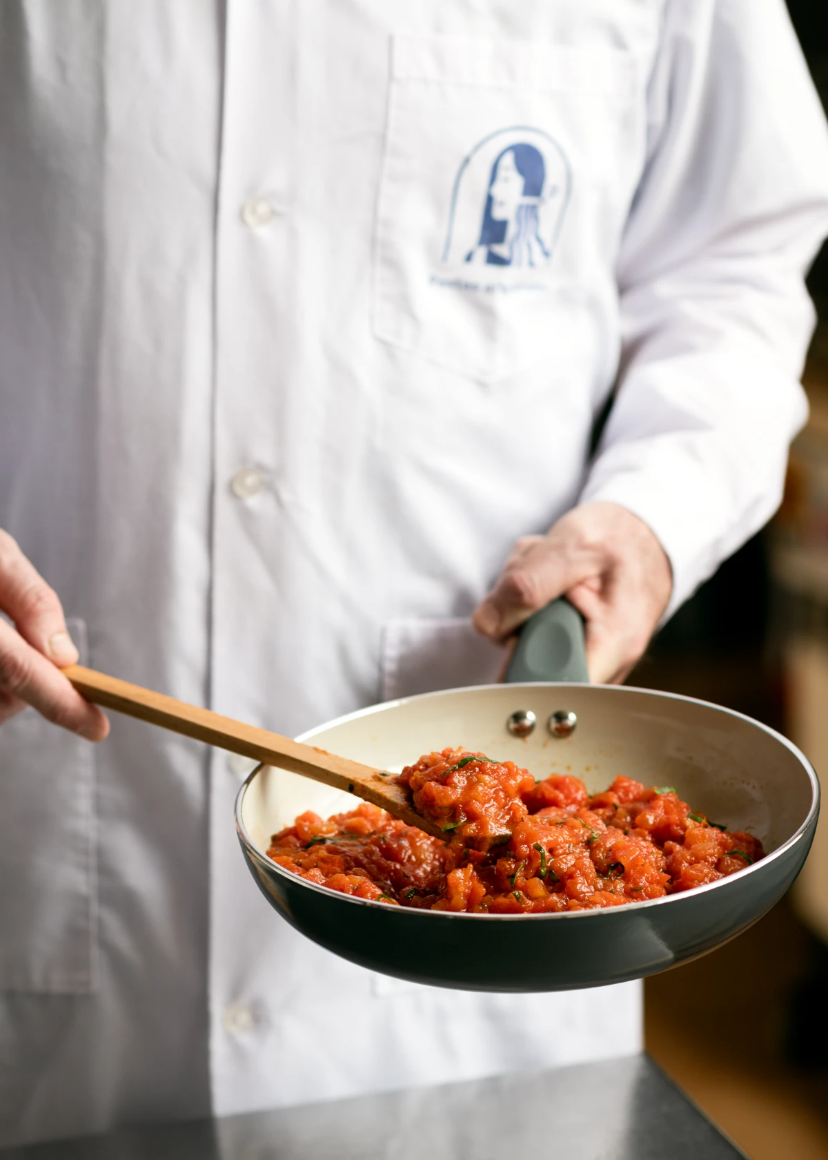 Salsa de pomodoro recién cocinada en el taller