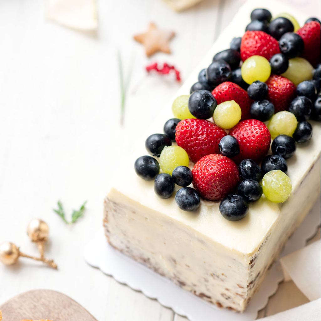 Torta naked rectangular con frosting de queso crema y frutos del bosque