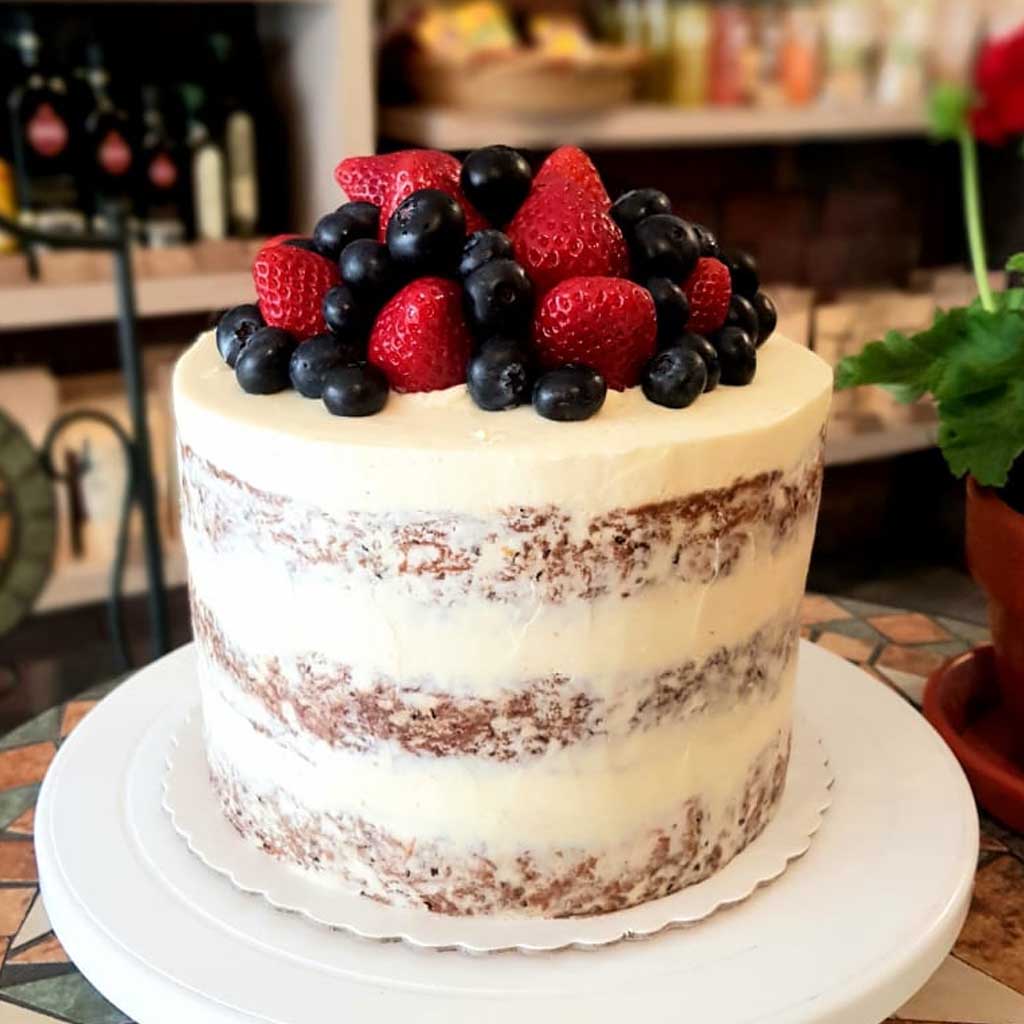Torta naked mediana con frosting de queso crema, fresas y blueberries (3 niveles)